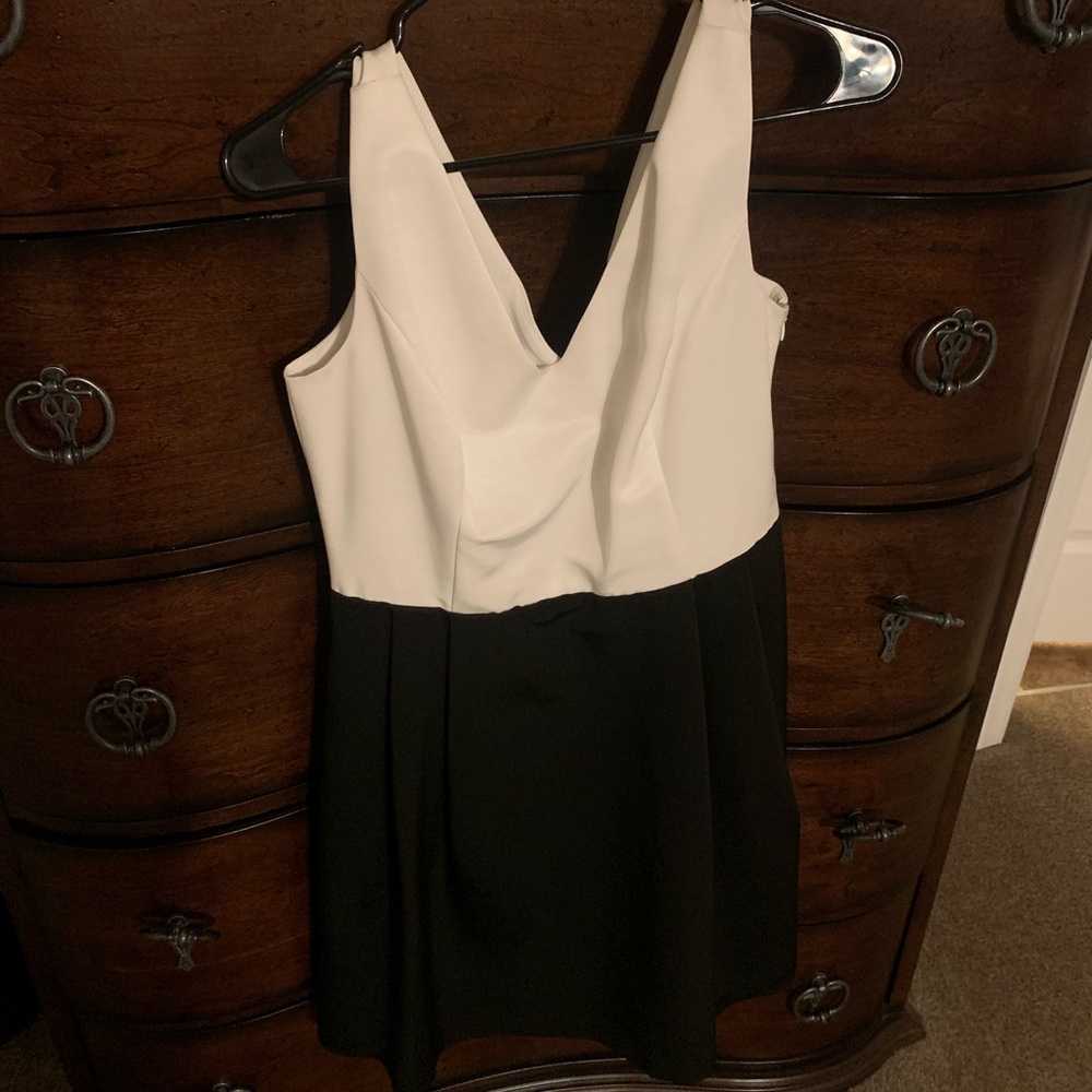 Black and white Satin Jessica Simpson formal/semi-formal - Picture 2 of 2